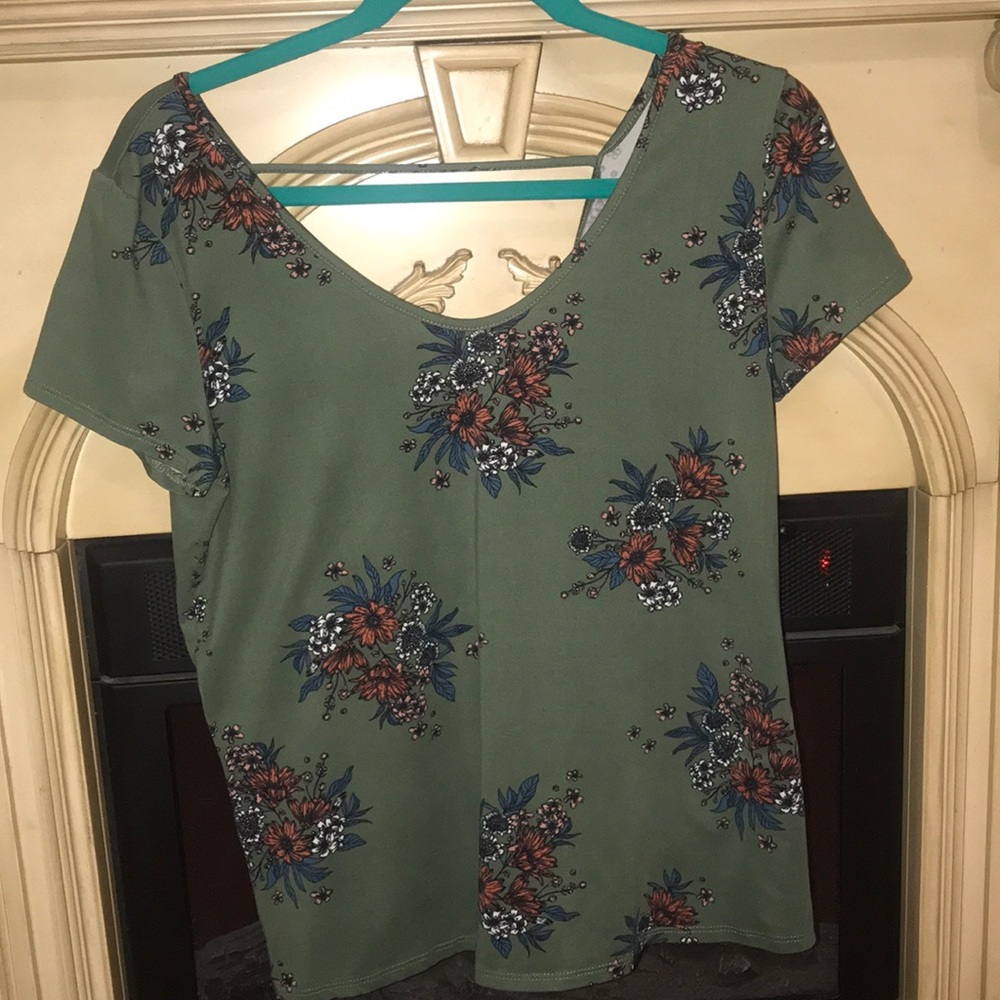 ♥️Adorable, day trip cross cross top♥️